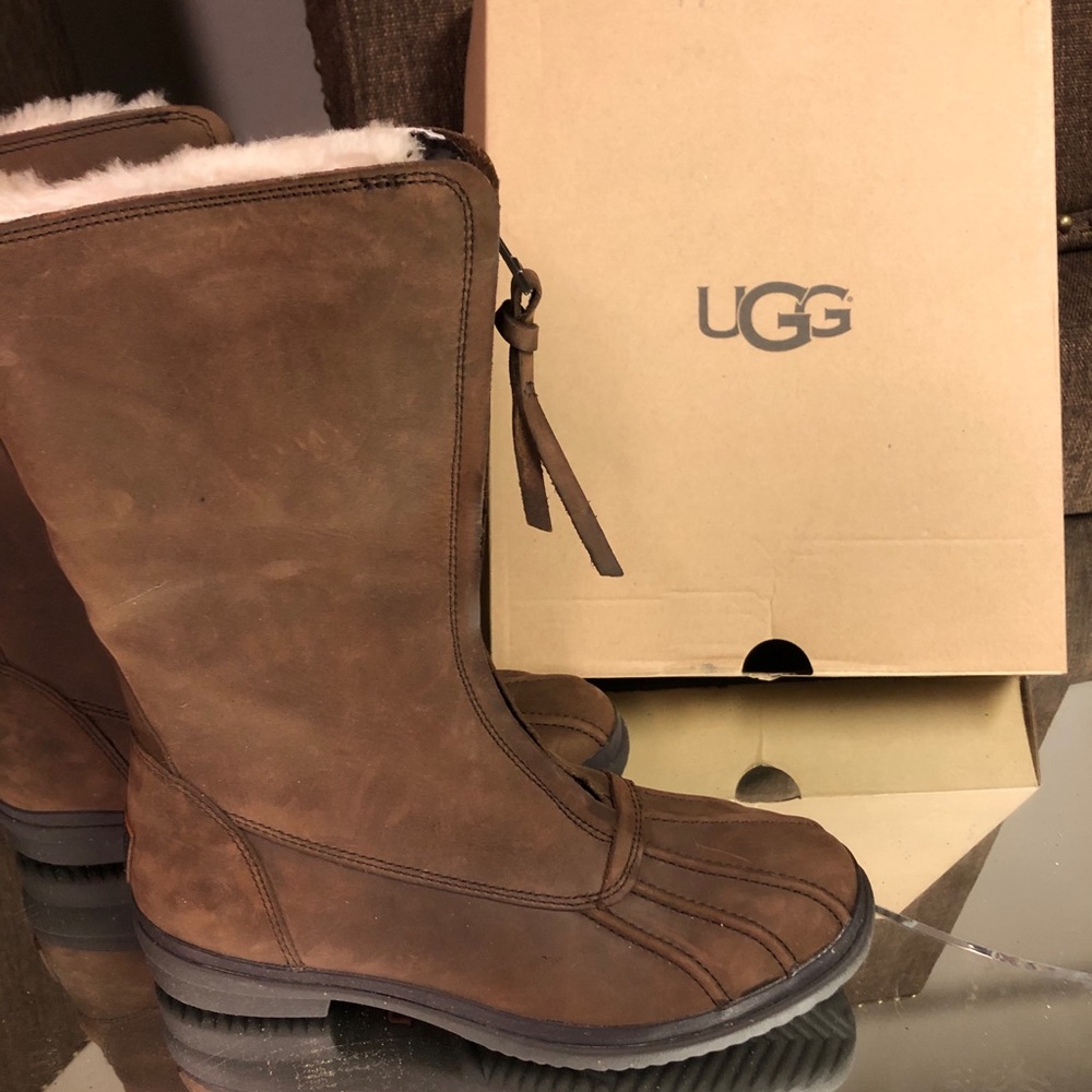 Ugh size 8 zip winter boot